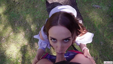 Милашка так раздрочила пизду, что предложила парню пойти поебаться