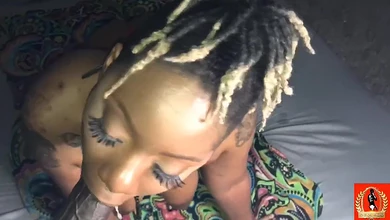 Ради того, чтобы не быть высланной из США, негритянка согласна сосать хуй на вебкаме