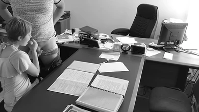 Босс выебал на столе секретаршу и густо обкончал её булки (съёмки на скрытую камеру)