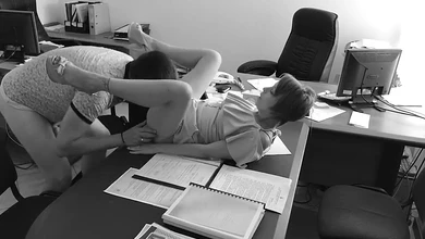 Босс выебал на столе секретаршу и густо обкончал её булки (съёмки на скрытую камеру)