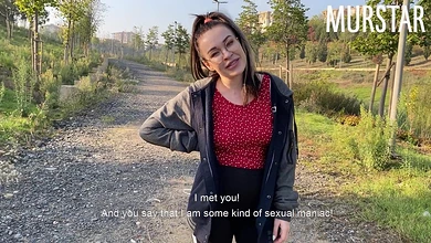 Очкастая шлюшка завершила пробежку на хую незнакомца