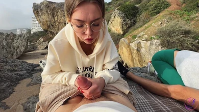 Два пацана выебли своих девок прямо на скале, над морем