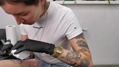 Тёлочка-татуировщица явно заскучала за хуем