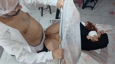 Врач-гинеколог похотливо дрочил, а потом и воспользовался дыркой своей пациентки